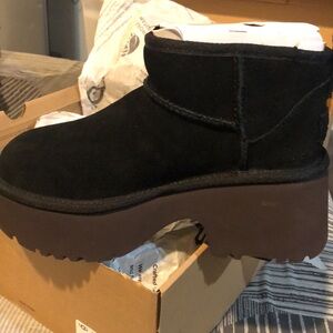 UGGS BRAND NEW W/BOX AND TAGS